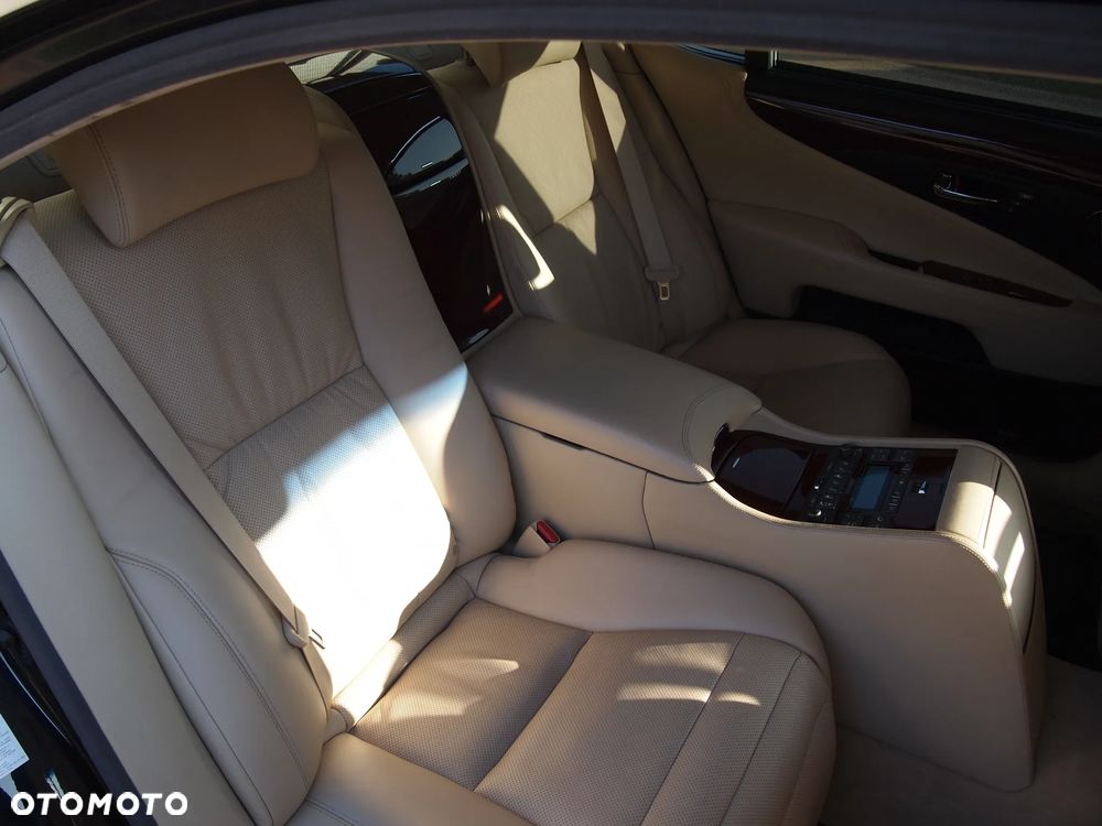 Lexus LS 600h L Superior - 17