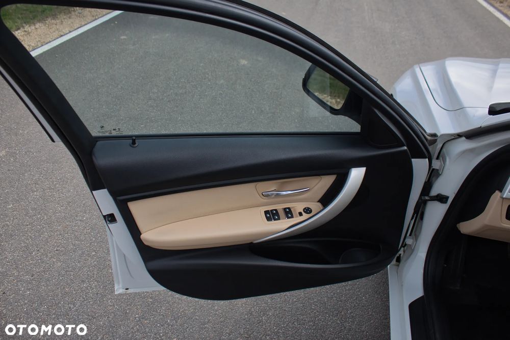 BMW Seria 3 320i xDrive Edition Luxury Line Purity - 15