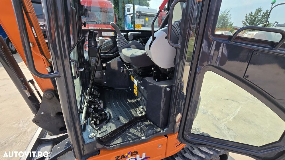 Hitachi ZX26U-6. 2025, 220 ore, Masa operationala 2,8 tone, adancime sapare 3m, CUPLA RAPIDA+CUPA INGUSTA+CUPA LATA+CUPA TALUZ, inst  picion pe brate, senile 95% ok,. rotire in gabarit, produs JAPONIAposibilitate leasing 4 ani, CA NOU-PROMOTIE 32.500 EUR+Tva - 19