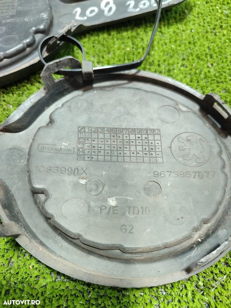 GRILA PROIECTOR CEATA FATA (2 BUC.) PEUGEOT 208 1.2 BENZINA 2015 COD OEM 9673856977 / 9673857077 / 2012-2019 - 8