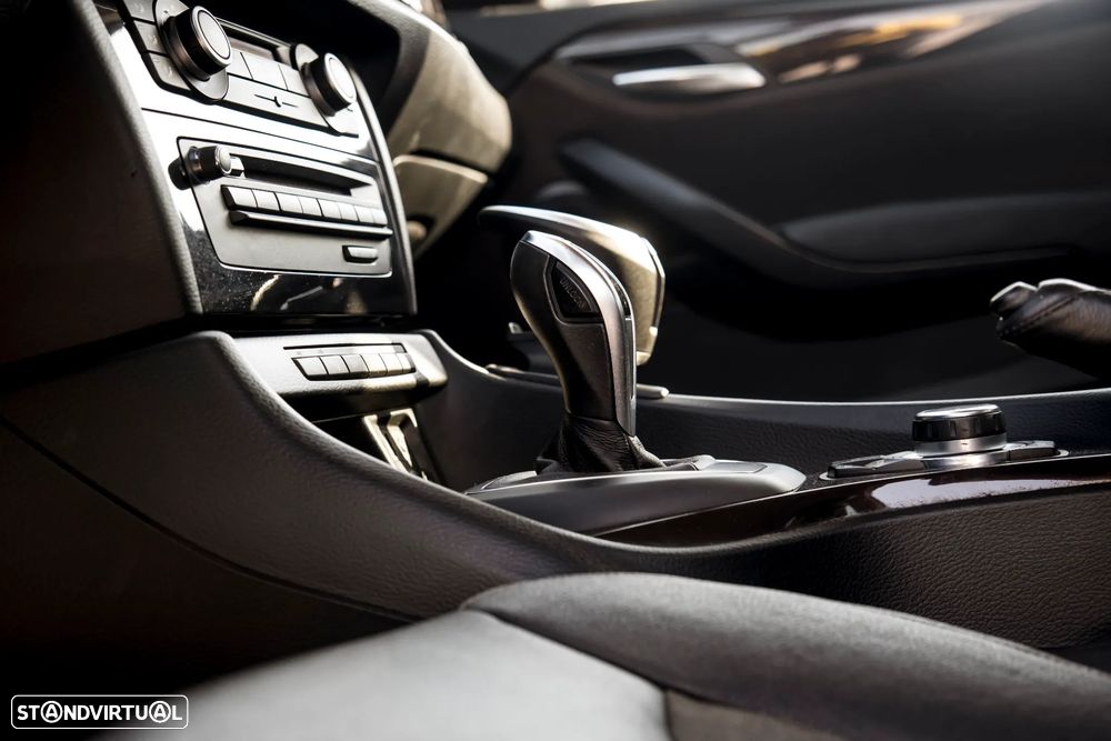 BMW X1 18 d sDrive Auto Line Sport - 10