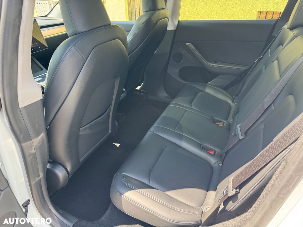 Tesla Model Y - 6