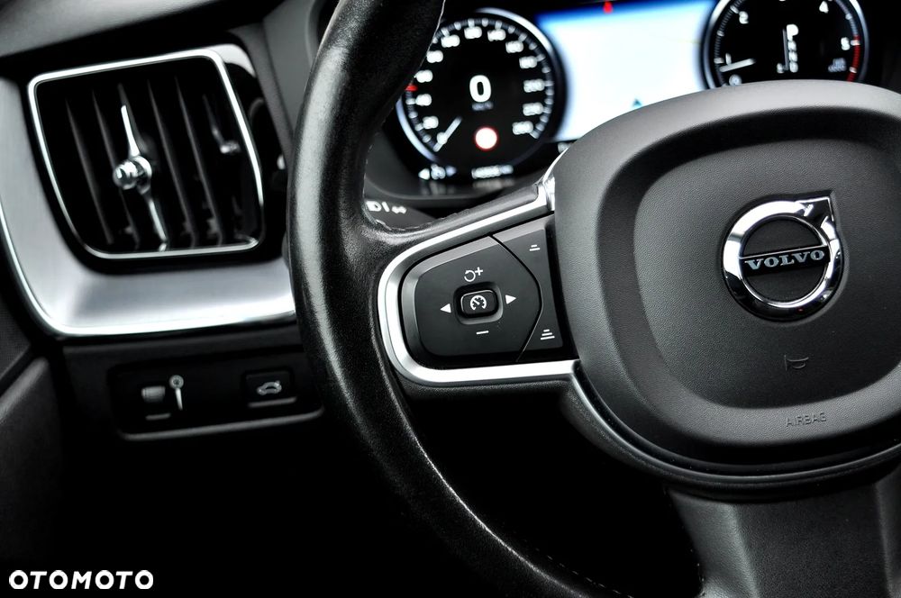 Volvo XC 60 D4 Momentum Pro - 33