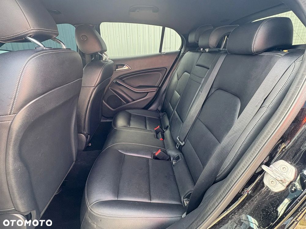 Mercedes-Benz GLA 250 4Matic 7G-DCT - 16