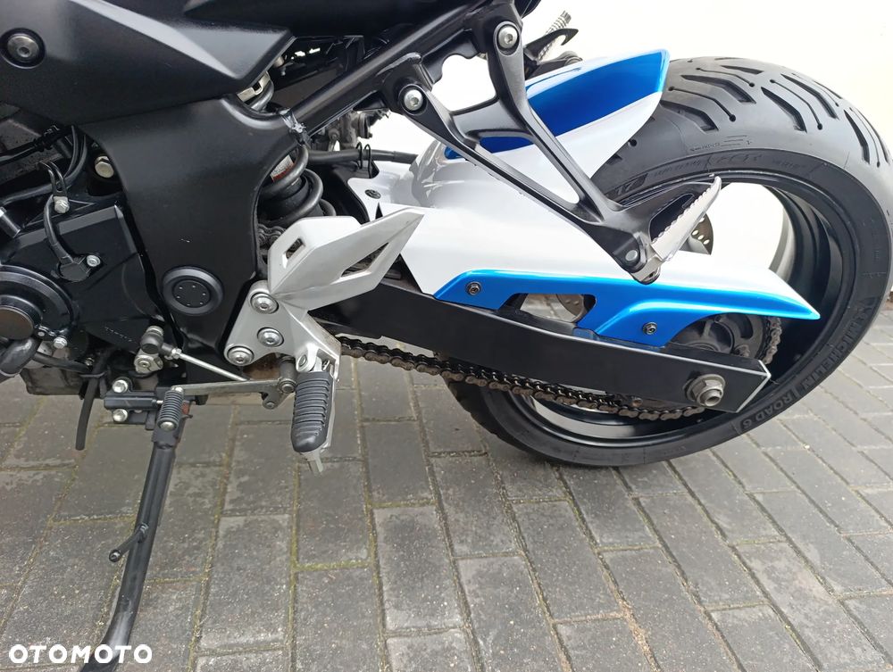 Suzuki GSR - 16