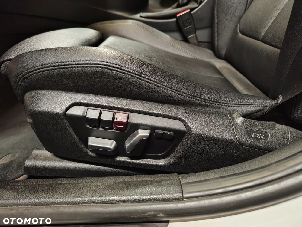 BMW Seria 3 330i Sport Line Sport - 22