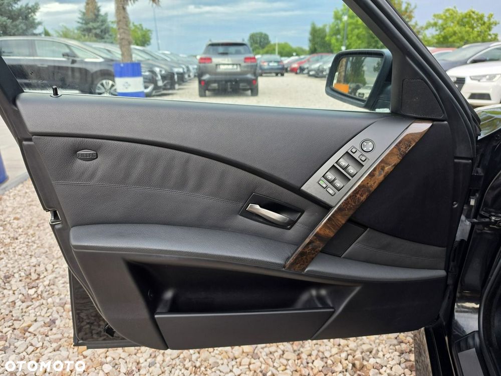 BMW Seria 5 550i - 28