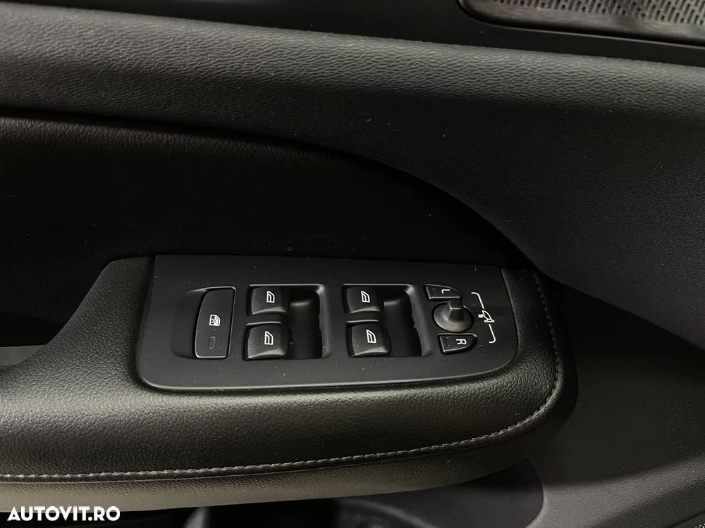 Volvo S60 B4 MHEV AT Plus Dark - 23