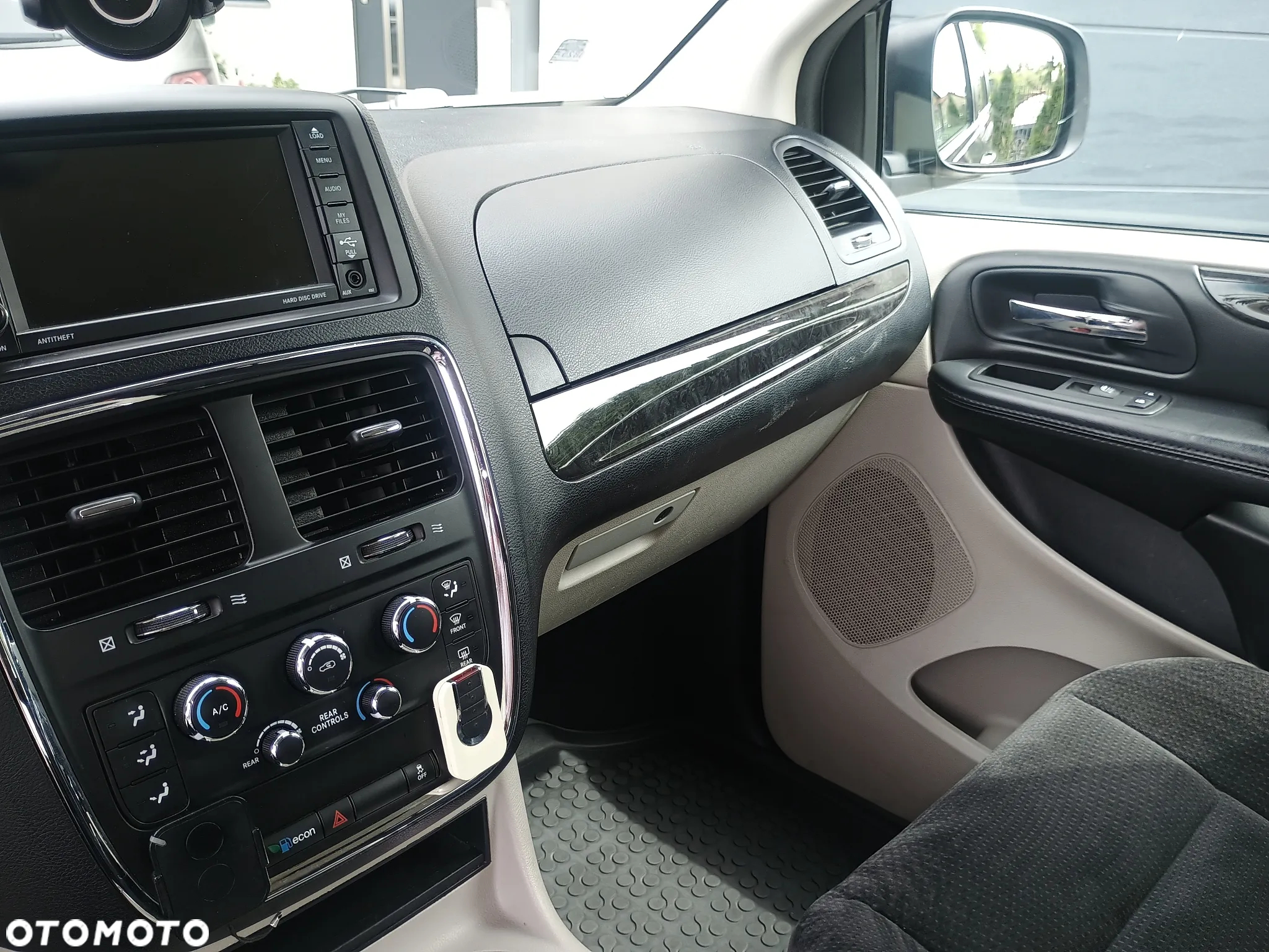 Dodge Grand Caravan - 11