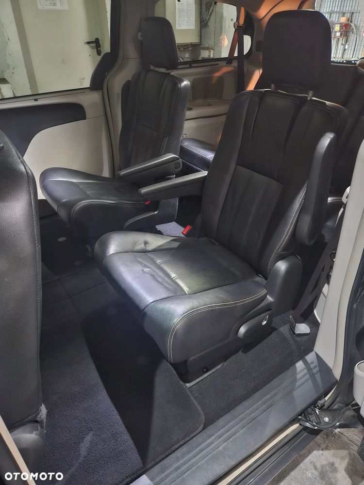 Chrysler Town & Country 3.6 Limited - 18