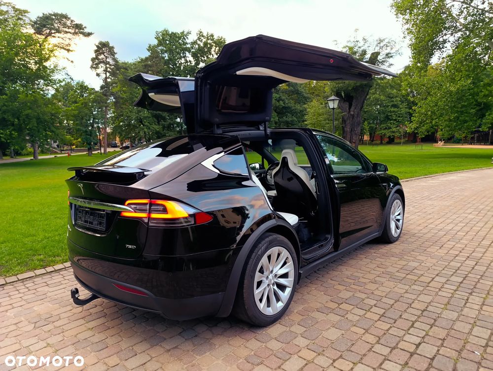 Tesla Model X - 12