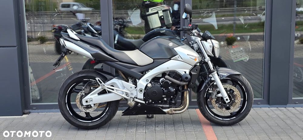 Suzuki GSR - 2