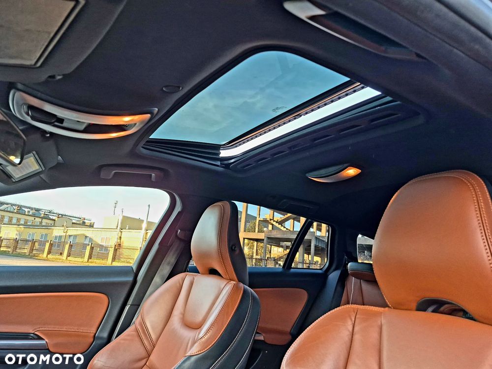 Volvo V60 D6 AWD Plug-in Hybrid R-Design Momentum - 15