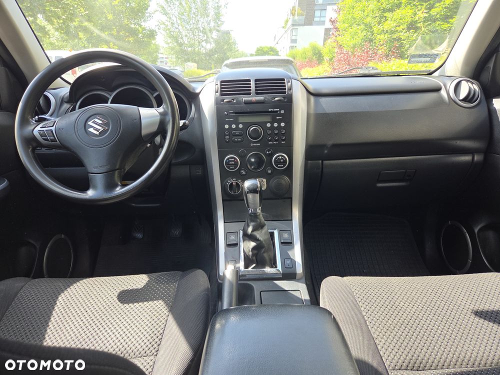 Suzuki Grand Vitara 2.0 De luxe - 38