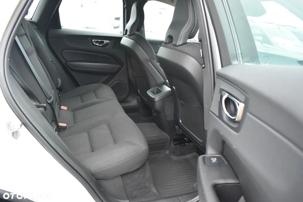 Volvo XC 60 B4 D AWD Momentum Pro - 16