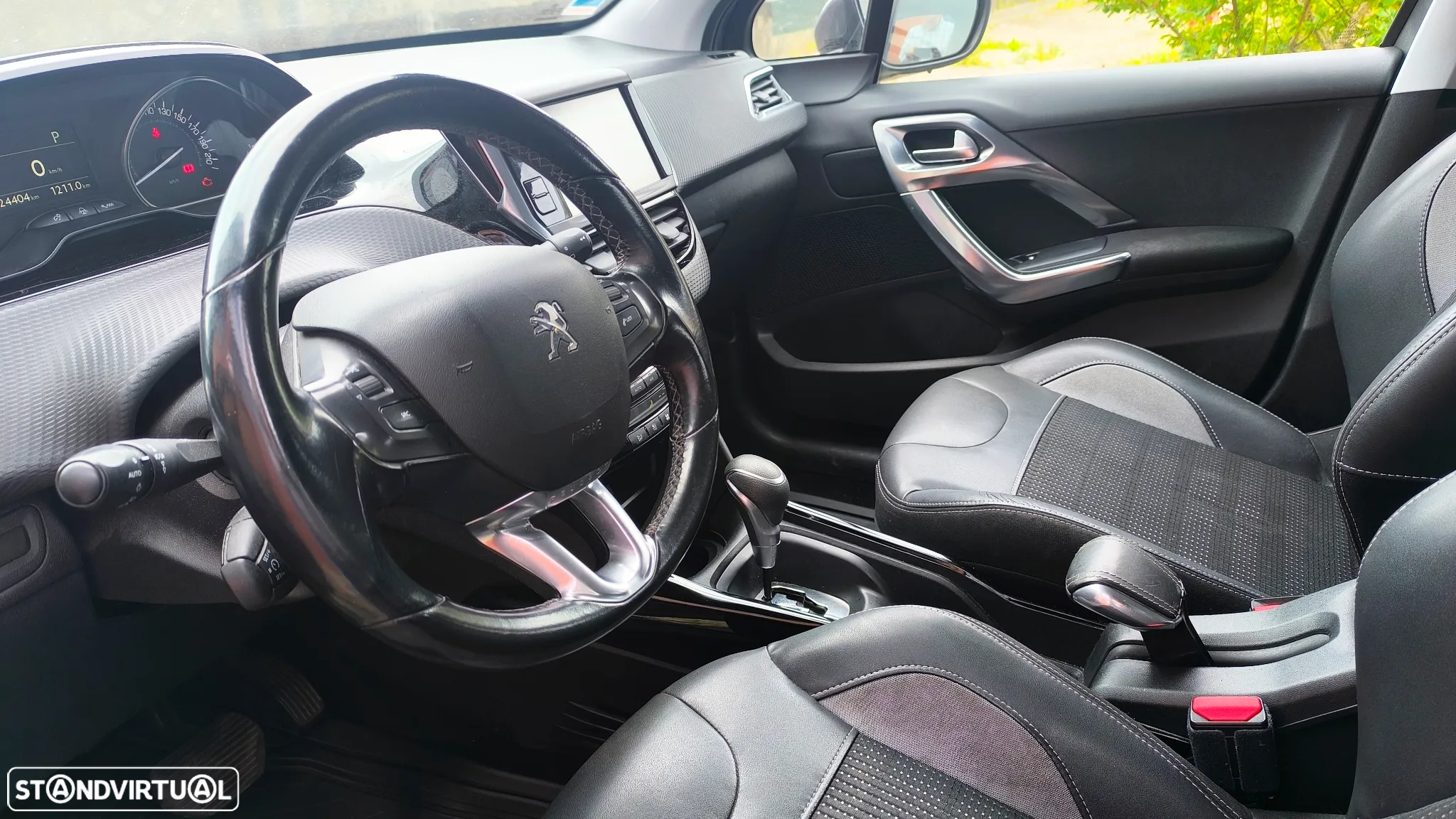 Peugeot 2008 1.2 PureTech Allure EAT6 - 5