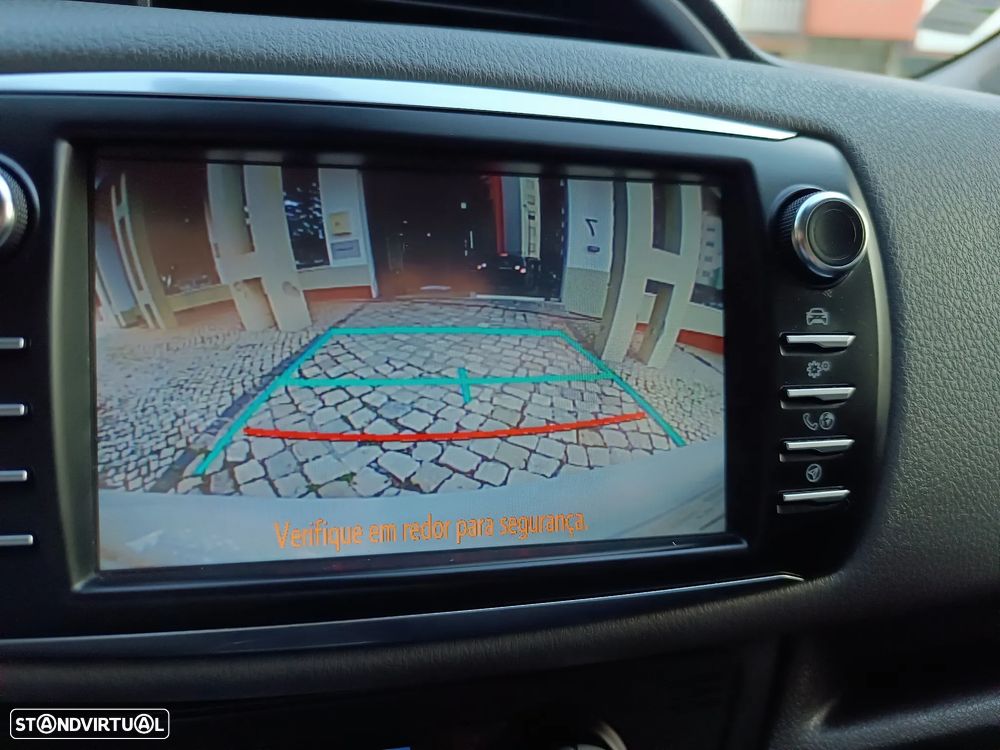 Toyota Yaris 1.5 HSD Comfort+Navi - 12