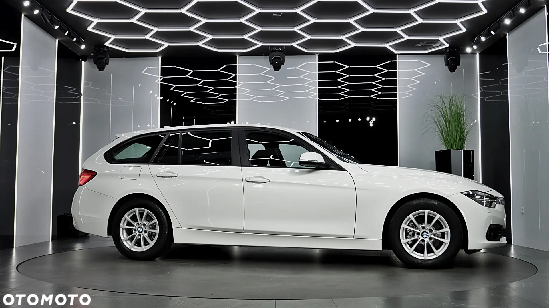 BMW Seria 3 318i GPF - 12