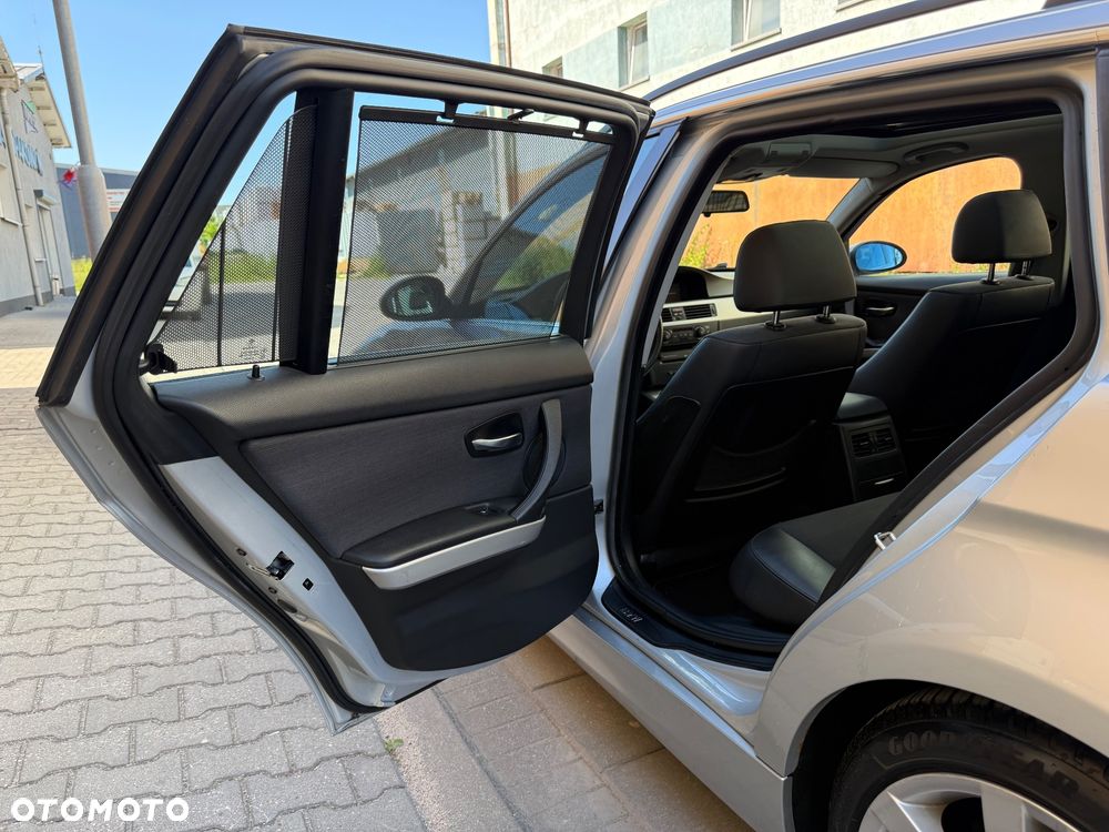 BMW Seria 3 325i - 25