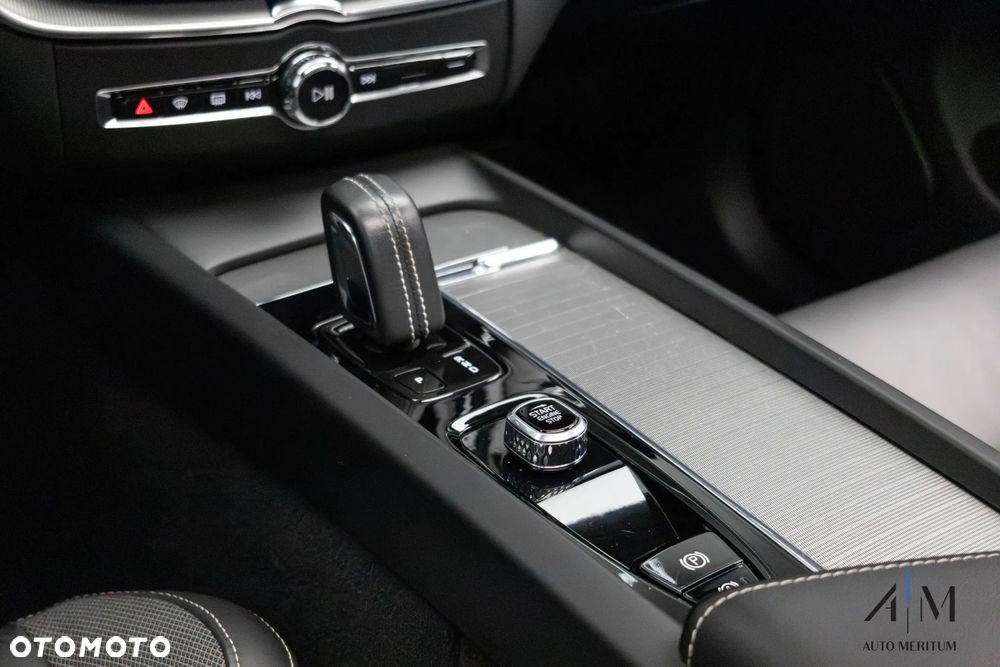 Volvo XC 60 B5 D AWD Ultimate Dark - 22