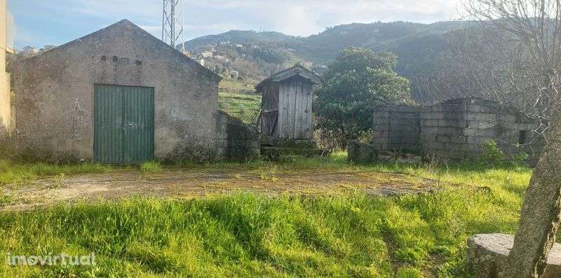 Moradia com terreno e anexos junto ao Centro de Saúde de Resende - Grande imagem: 3/12