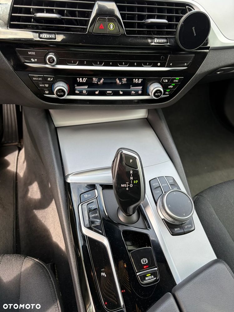 BMW Seria 5 520d Luxury Line - 9