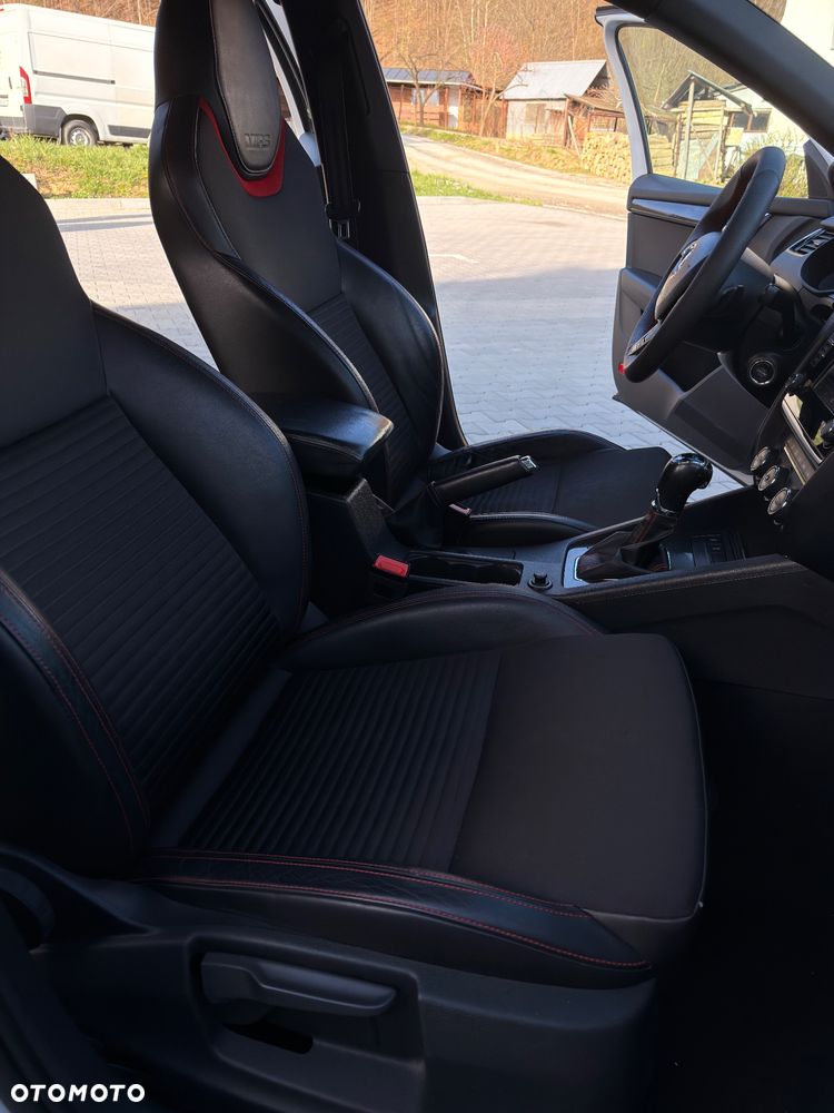 Skoda Octavia 2.0 TDI DSG RS - 25