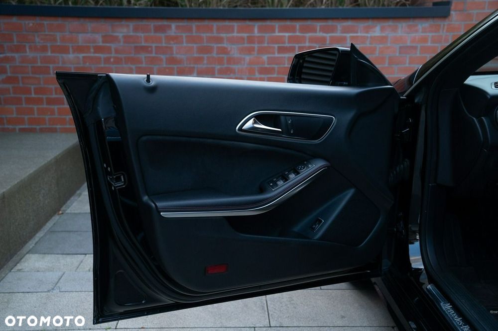 Mercedes-Benz CLA 200 7G-DCT AMG Line - 28