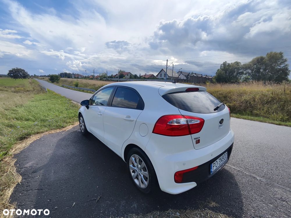 Kia Rio 1.2 L - 5