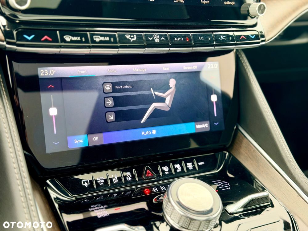 Jeep Grand Wagoneer - 27