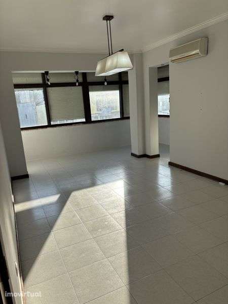 T2 com boas areas e vista desafogada - Grande imagem: 2/8