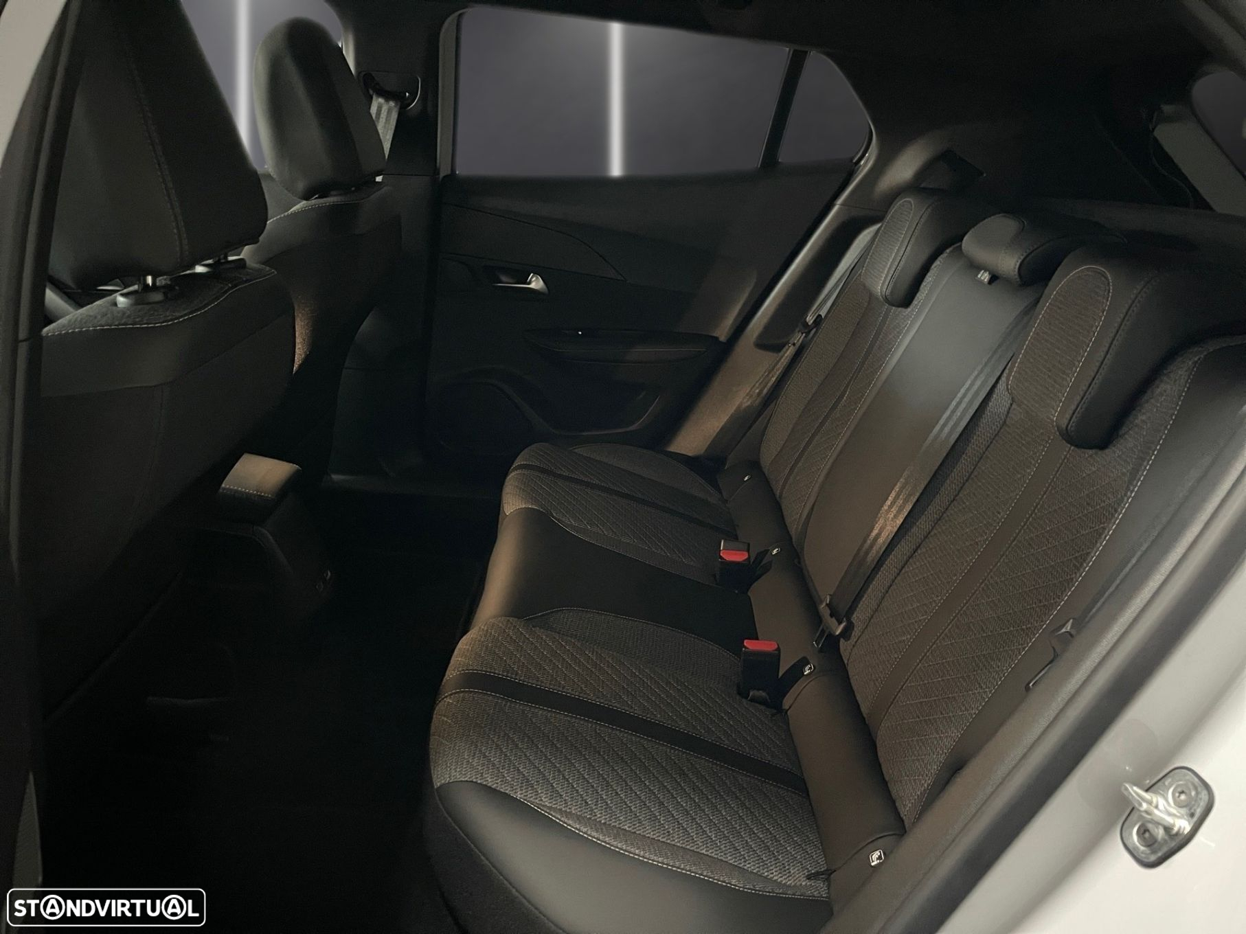 Peugeot 2008 1.2 PureTech Allure EAT8 - 24