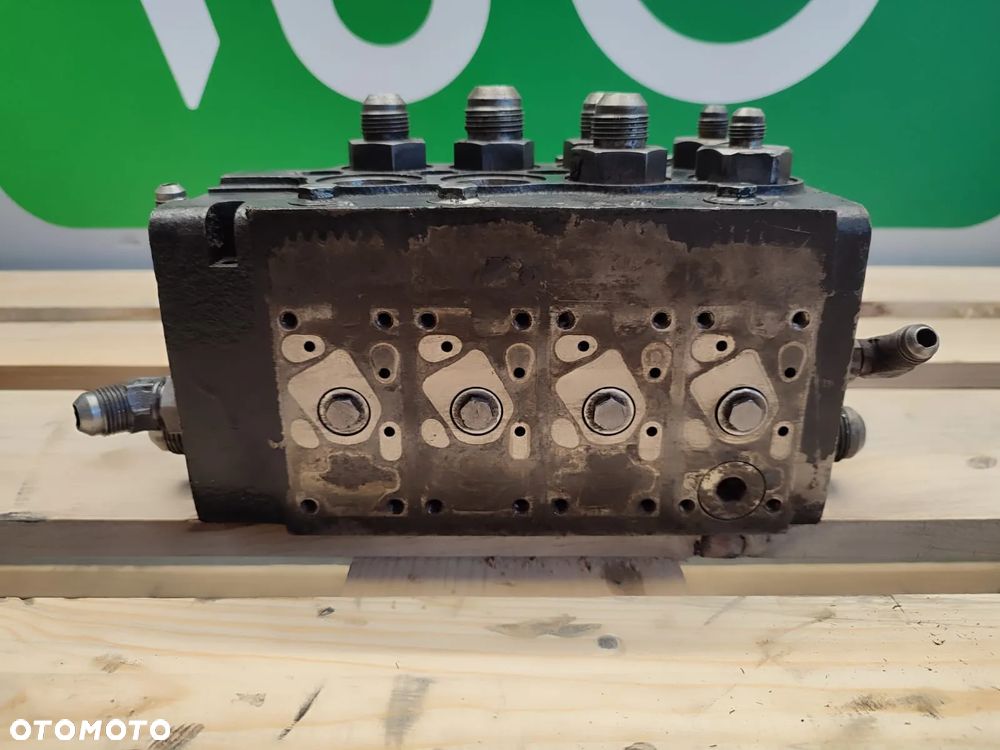 Rozdzielacz hydrauliczny 161B0014 319D28348 Fermec 965 - 2