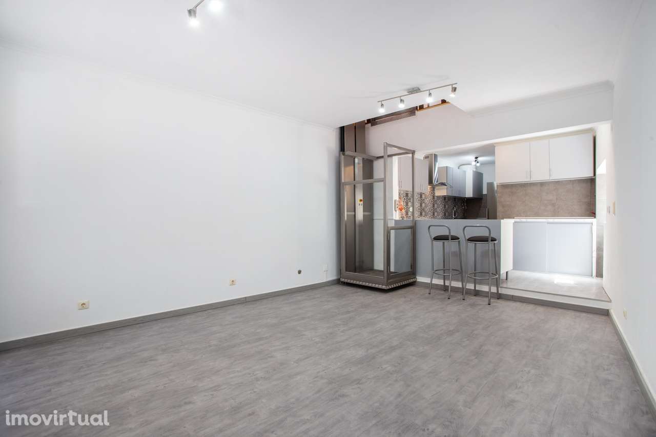 Moradia Duplex, com 2 quartos, junto à Igreja da Memória - Grande imagem: 2/21