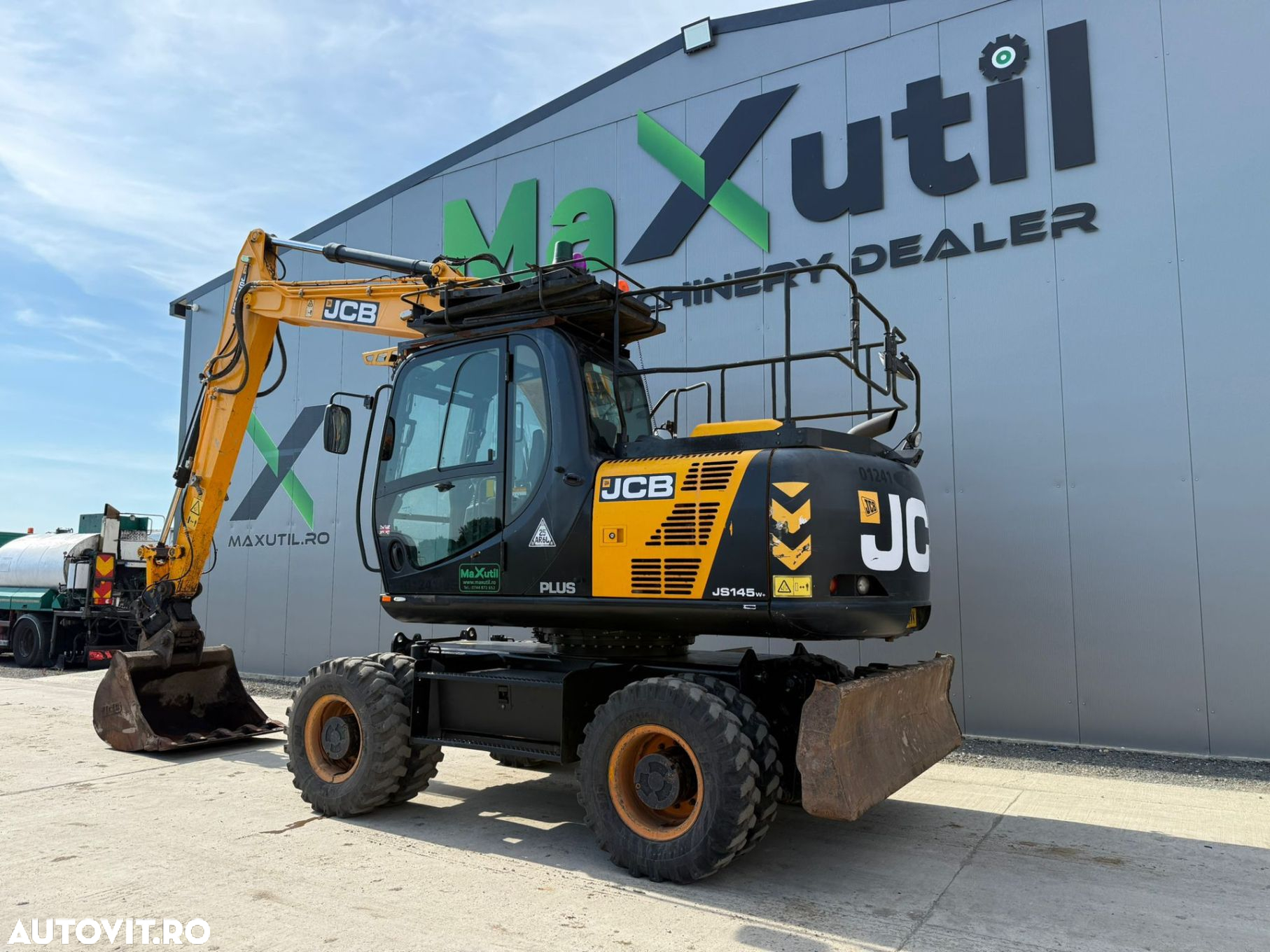 JCB JS 145 Excavator pe Roti - 3