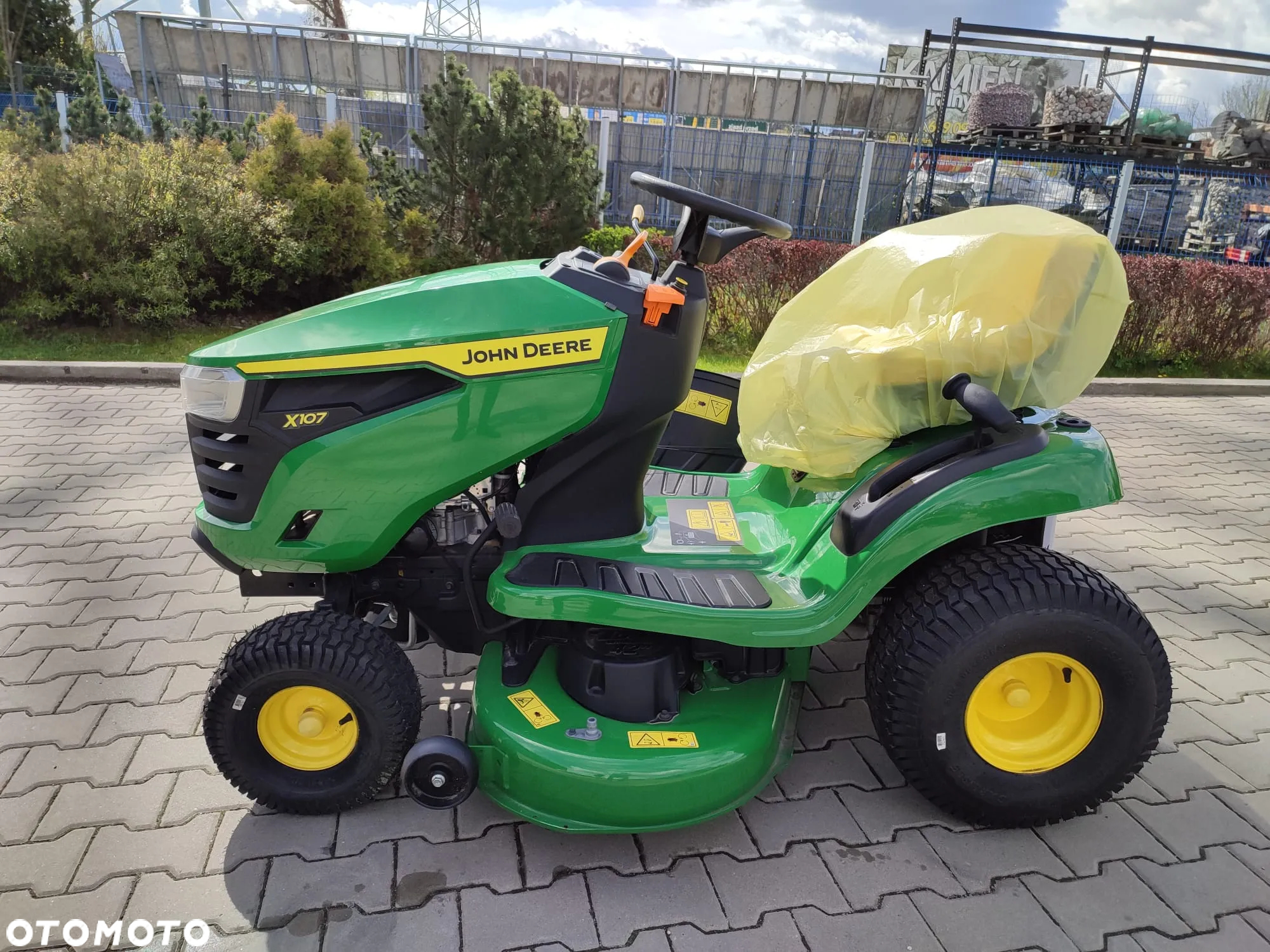 John Deere X107 - 4