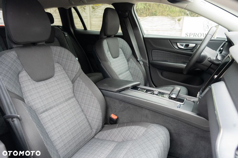 Volvo V60 B3 B DKG Momentum Pro - 22