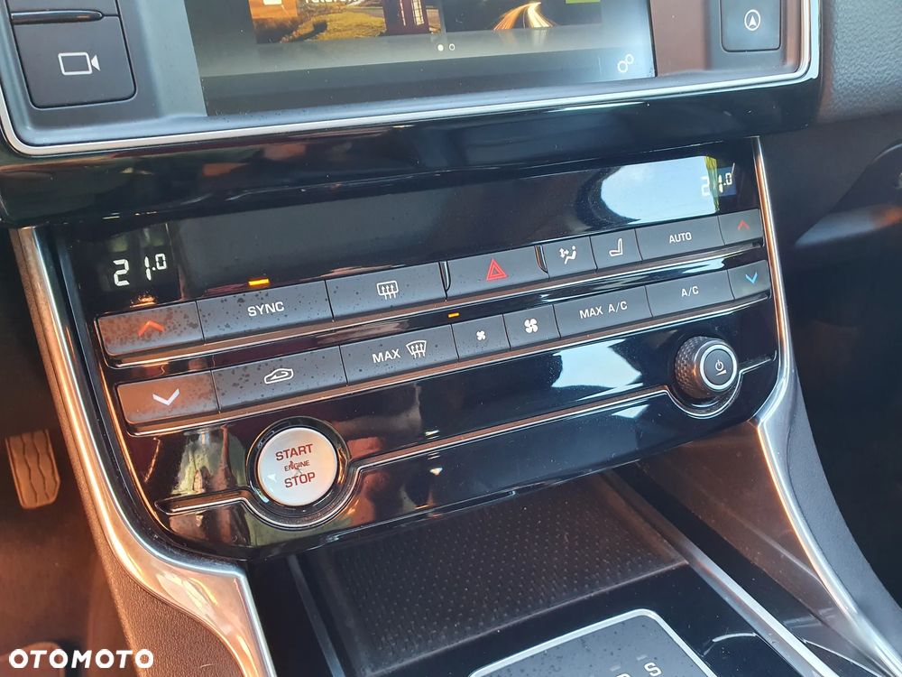 Jaguar XE S - 16