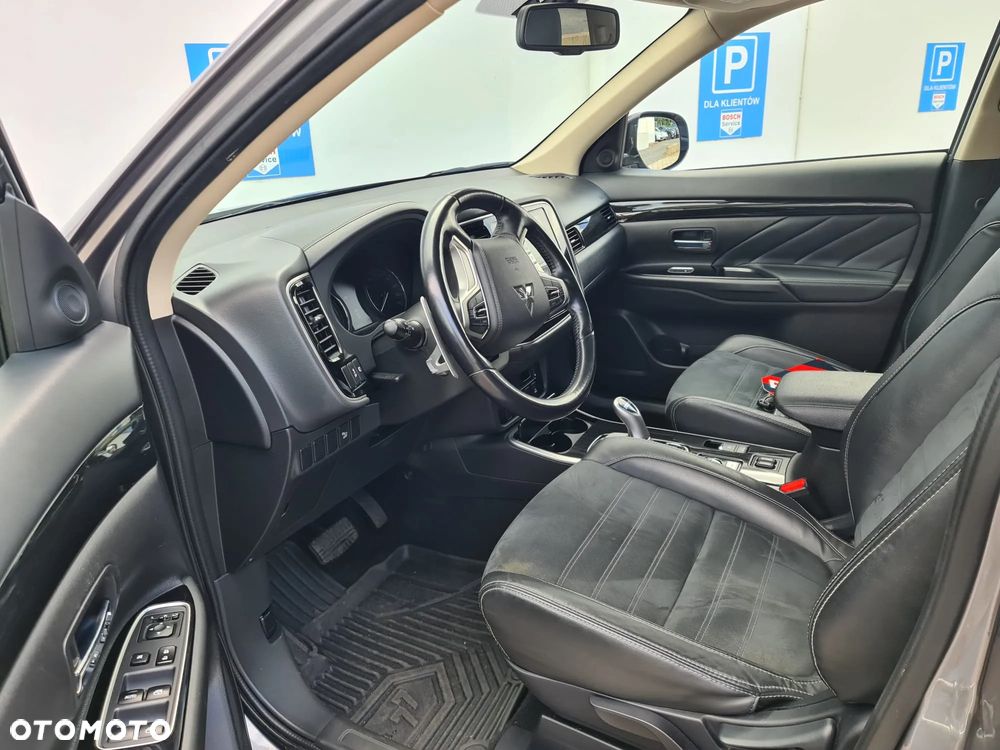 Mitsubishi Outlander 2.0 4WD Plug-In Hybrid Plus - 27