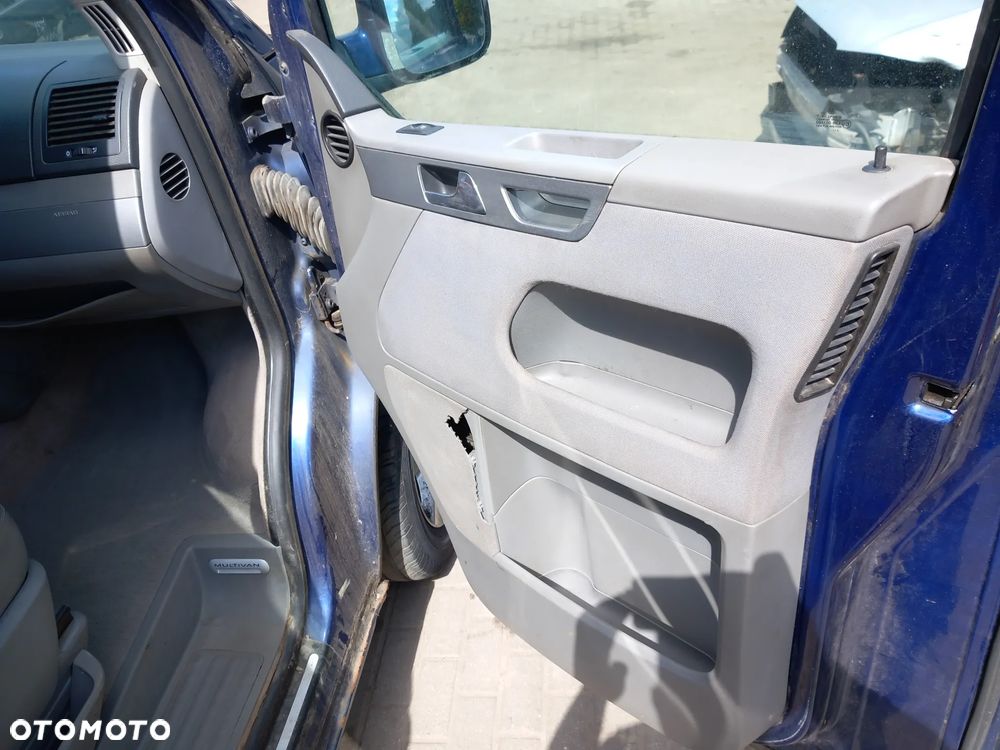 VW TRANSPORTER T5 MULTIVAN KOMPLETNA PRZEKŁADKA FOTELI DYWANÓW PODSUFITKI BOCZKI SŁUPKI NA MULTIVAN KOMPLET Z STOLIKIEM I ROLETĄ SKÓRA ALCANTARA - 28