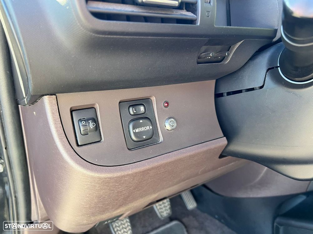 Toyota iQ 1.4 D-4D - 24