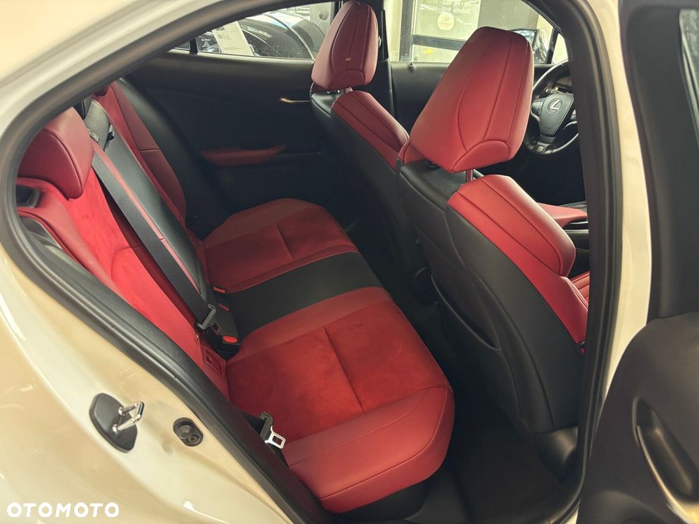 Lexus UX - 32