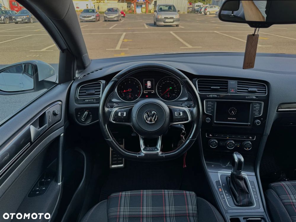Volkswagen Golf - 10