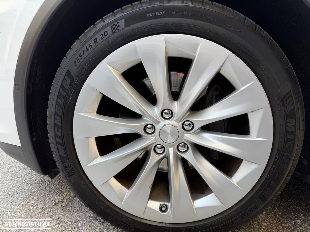 Tesla Model X - 13