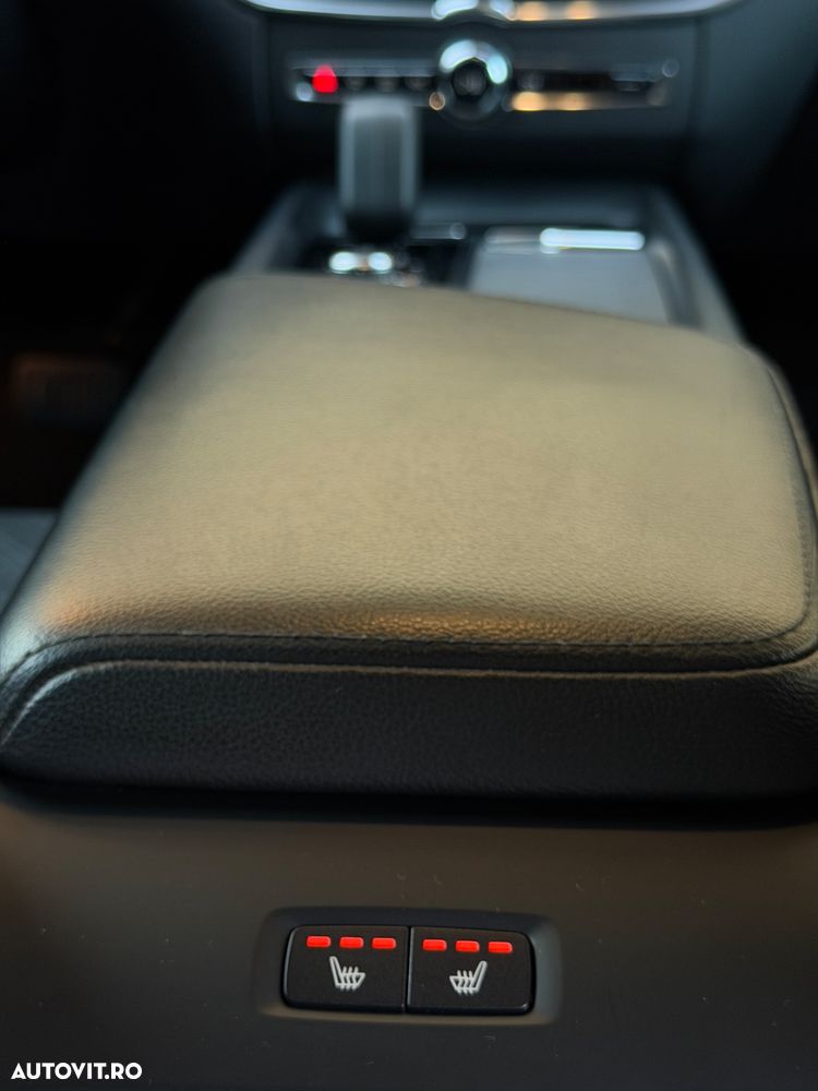 Volvo XC 60 B4 MHEV AWD Momentum Pro - 32