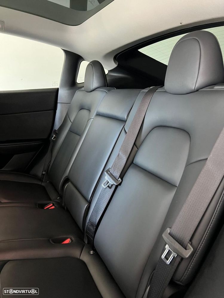 Tesla Model Y - 8
