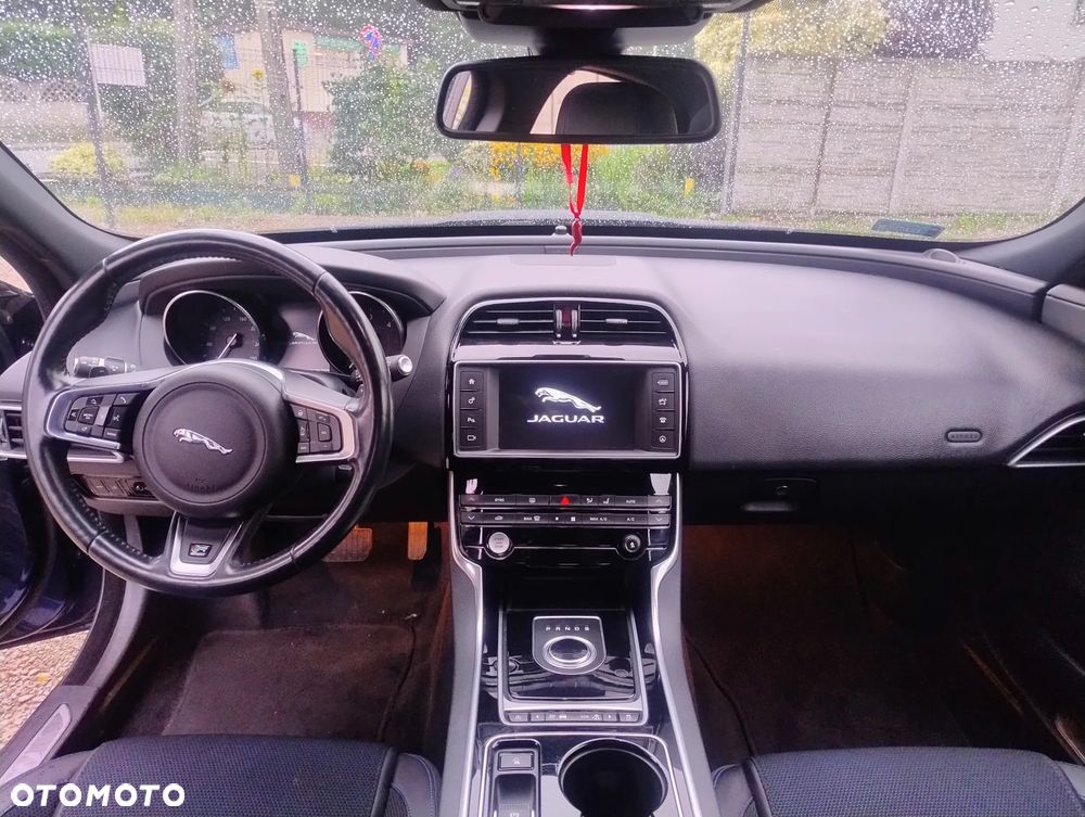 Jaguar XE 2.0 D R-Sport - 12