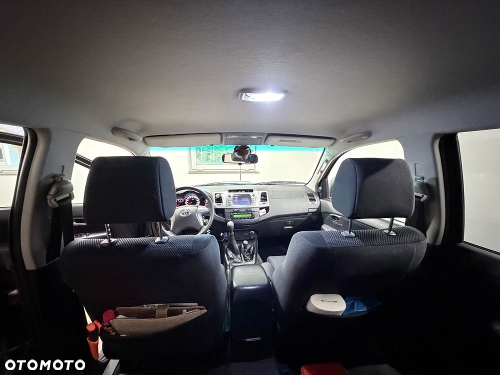Toyota Hilux 2.5 D-4D SR - 11
