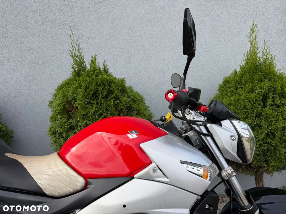 Suzuki GSR - 18