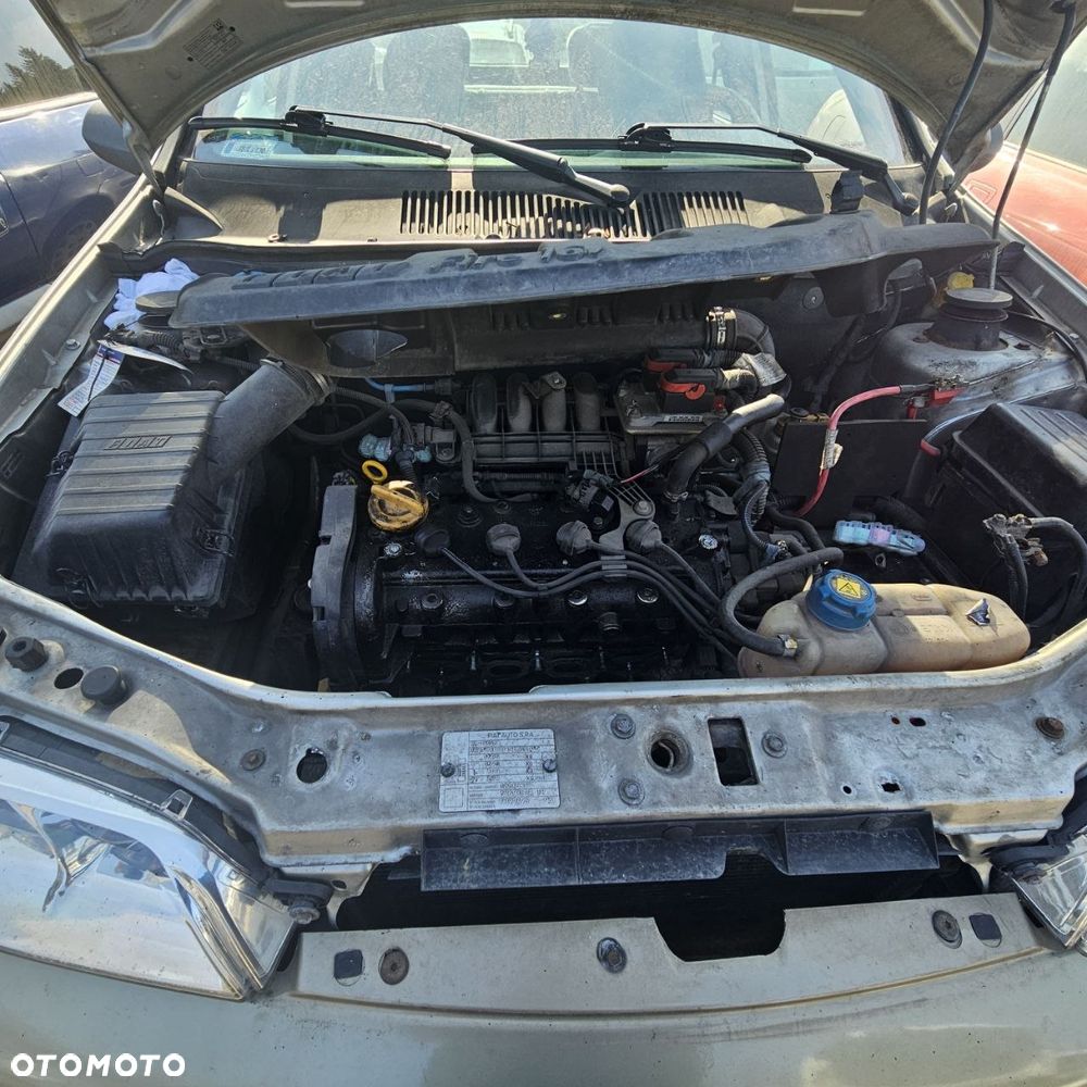 FIAT ALBEA, kareta (sedan) 2003r 1,3 B 59 kW / 80KM  pojazd na części: maska, zderzak, drzwi, szyby, lusterka, chłodnica ... - 4